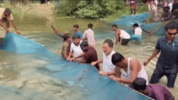 VIDEO: राहुल गांधी ने तालाब में लगाई छलांग, मछुआरों के साथ देसी अंदाज में पकड़ी मछली