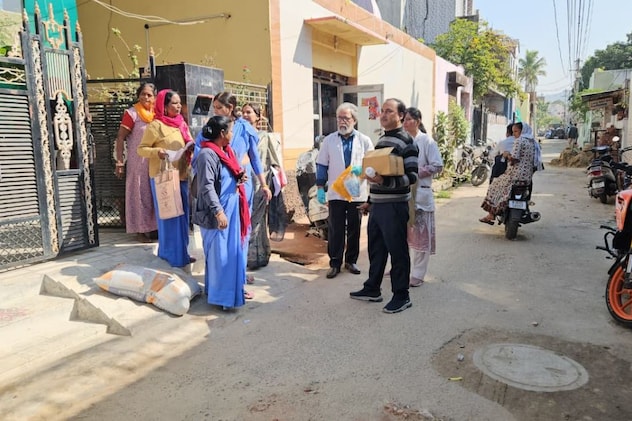 गली गली जांच करते स्वास्थ अधिकारी