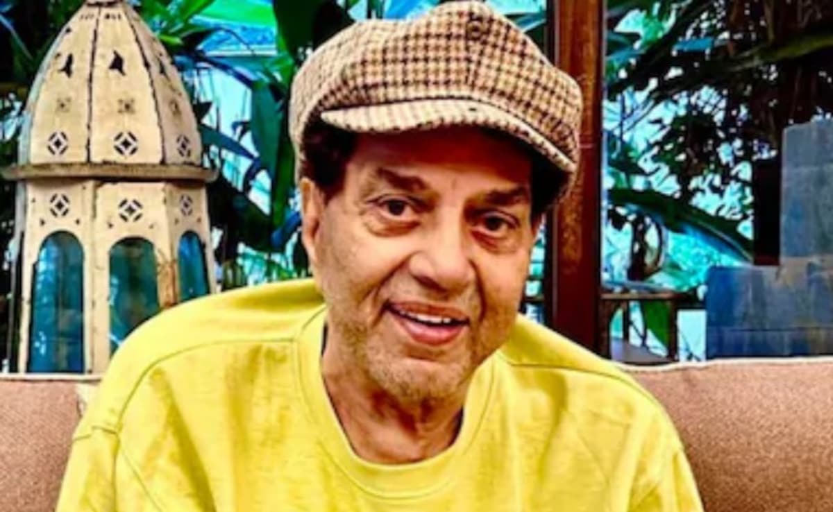 धर्मेंद्र के घर के बाहर कुछ ऐसा दिखा माहौल, पुराने दोस्त अकबर खान खैरियत जानने पहुंचे तो वीडियो हुआ वायरल