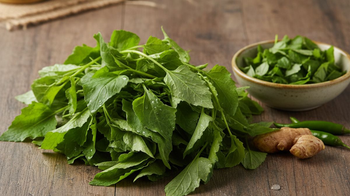 Bathua contains specific compounds that help the liver break down these fats