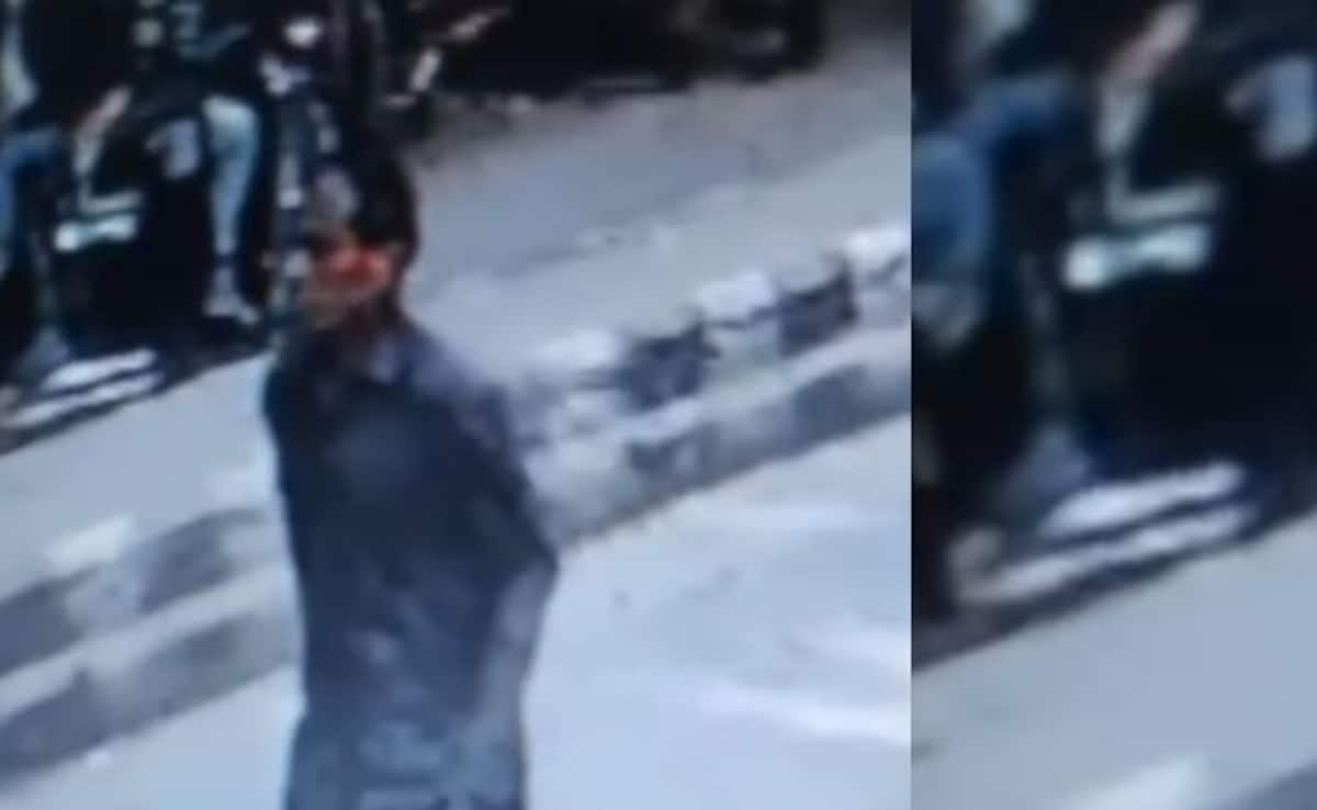 दिल्ली ब्लास्ट से पहले का एक और CCTV फुटेज आया सामने, मस्जिद के पास टहलता दिखा आतंकी उमर