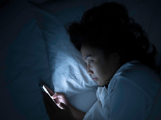 स्मार्टफोन साथ में लेकर सोते हैं? हो सकते हैं ये 5 बड़े नुकसान