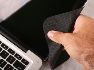 Laptop की स्क्रीन को इससे तो नहीं करते साफ, हो जाएगा खराब, ऐसे करें स्क्रीन को साफ