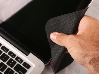 Laptop की स्क्रीन को इससे तो नहीं करते साफ, हो जाएगा खराब, ऐसे करें स्क्रीन को साफ