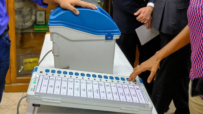 EVM पर कितनी देर बटन दबाएं, कैसे जानें वोट पड़ा है या नहीं? बिहार चुनाव से पहले जानें हर सवाल का जवाब