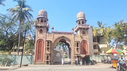 90% बांग्लादेशी छात्र! क्या है जामिया इस्लामिया इशातुल उलूम? पूर्व BJP सांसद ने अल फलाह जैसा 'देश विरोधी' संस्थान बताया