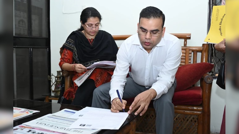 SIR in Chhattisgarh: आधे से ज्यादा मतदाताओं तक पहुंचे बीएलओ, घर-घर जाकर जुटा रहे जानकारी