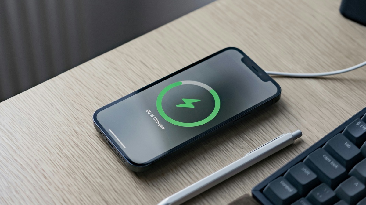 Mobile को चार्ज करते हुए इस्तेमाल क्यो नहीं करना चाहिए? जानें 10 कारण