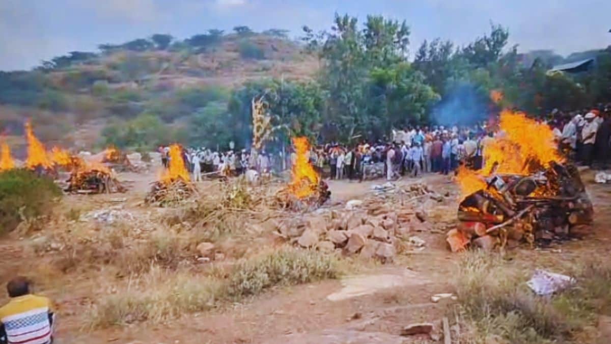 एक साथ जलीं 12 चिताएं