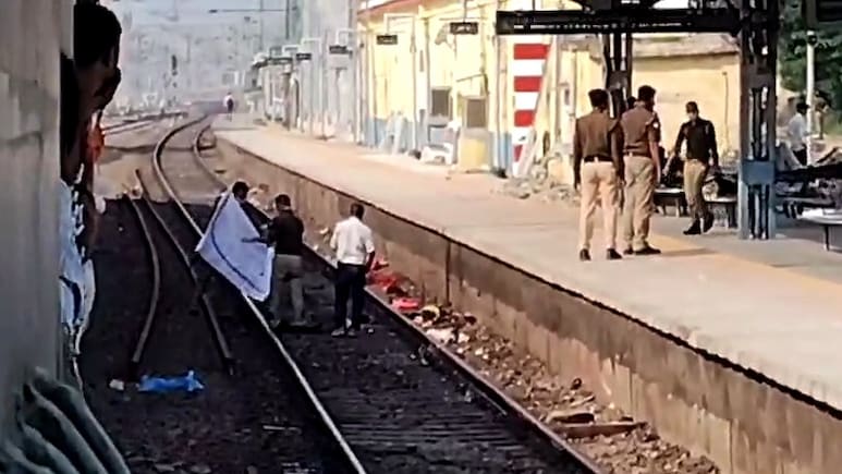 मिर्जापुर रेलवे ट्रैक पर पैदल जा रहे यात्रियों पर कैसे चढ़ी ट्रेन? जानें हादसे से जुड़ी हर एक बात