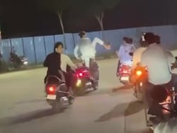 Thane Scooty Rider Kicks Biker In Real-Life &quot;Road Rash&quot;. Then Cops Did This