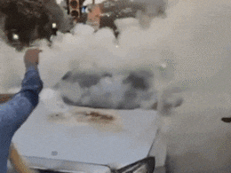 धू-धू कर जल रही थी लग्जरी कार,  दिल्ली पुलिस ने जान पर खेलकर बचाई महिला और बच्चे की जान