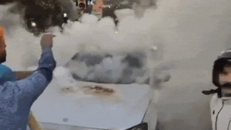 धू-धू कर जल रही थी लग्जरी कार,  दिल्ली पुलिस ने जान पर खेलकर बचाई महिला और बच्चे की जान