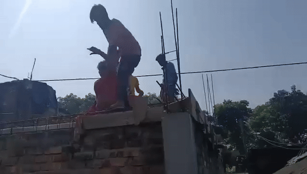 महिला को घर की छत से नीच फेंका, हालत गंभीर, बीजेपी का आरोप- टीएमसी के गुंडों ने...