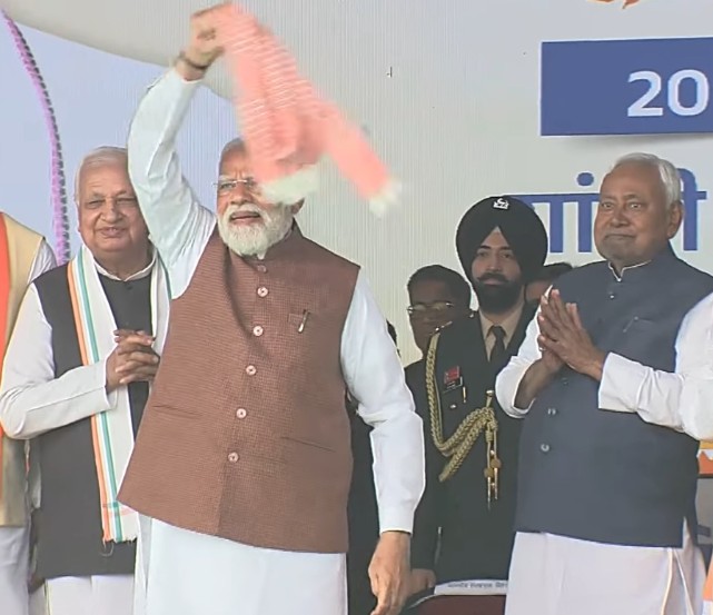 VIDEO: पीएम मोदी ने फिर लहराया गमछा, गांधी मैदान में नीतीश के शपथ ग्रहण में दिखा देसी अंदाज