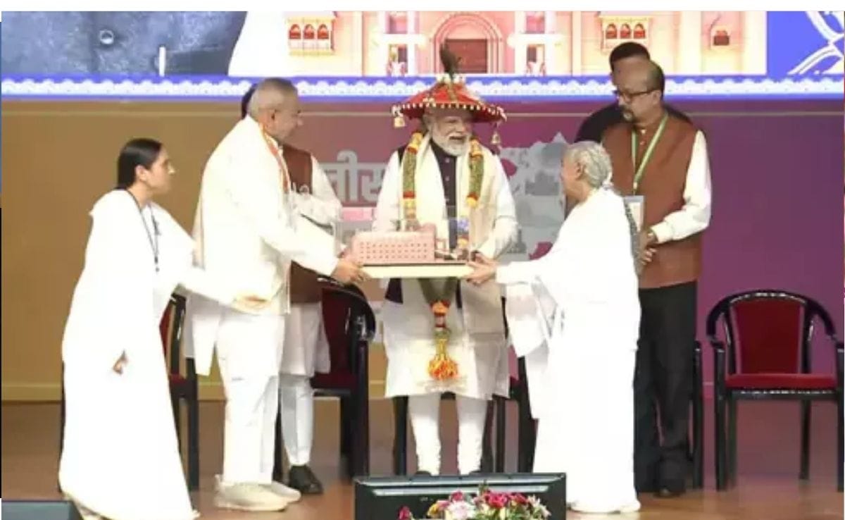 पीएम मोदी का खुमरी पहनाकर किया गया स्वागत. पीएम मोदी का खुमरी पहनाकर किया गया स्वागत.