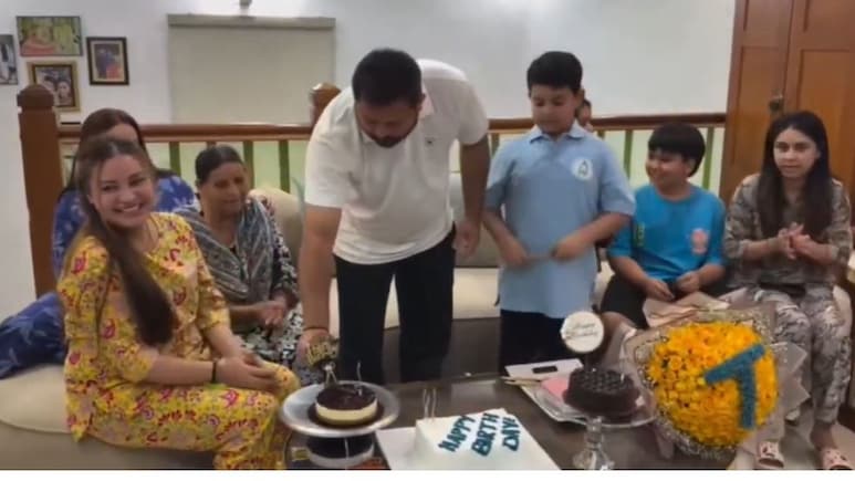 Video: तेजस्वी यादव ने जन्मदिन पर किसके साथ काटा केक? राबड़ी आवास पर पहुंचे कार्यकर्ताओं का जोश तो देखिए
