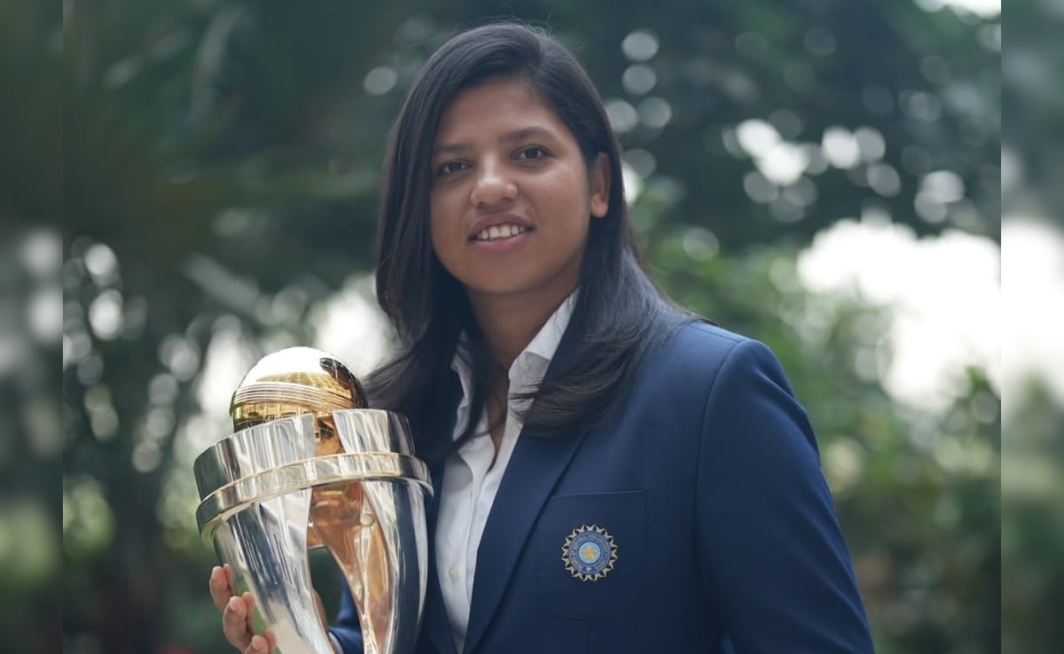 ऋचा घोष को बंगाल सरकार ने बंग भूषण पुरस्कार और DSP पद से नवाजा, CAB ने भेंट किया सोने का बल्ला