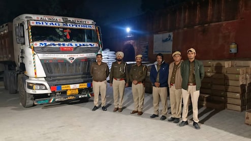 राजस्थान: ट्रक के आगे पीछे अलग-अलग नंबर प्लेट, भूसी के नीचे शराब के कार्टन; पंजाब में बनी डेढ़ करोड़ की शराब जब्त