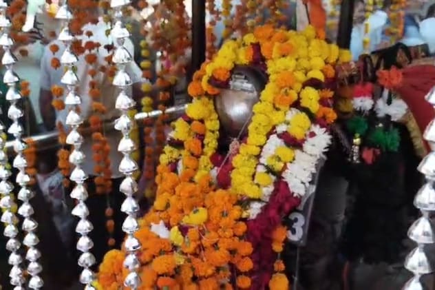 फुलों से सजे बुलेट बाबा फुलों से सजे बुलेट बाबा