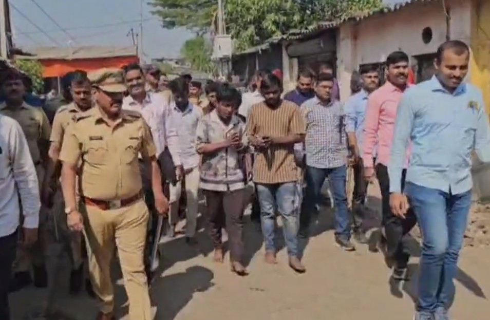 ठाणे में दहशत फैलाने वाले आरोपियों की पुलिस ने निकाली परेड! सोशल मीडिया पर वीडियो हुआ वायरल