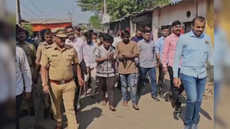 ठाणे में दहशत फैलाने वाले आरोपियों की पुलिस ने निकाली परेड! सोशल मीडिया पर वीडियो हुआ वायरल