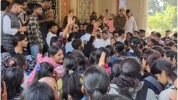राजस्थान यूनिवर्सिटी में बवाल, नोटों की माला पहनकर प्रदर्शन कर रहे छात्रों पर पुलिस ने किया लाठीचार्ज