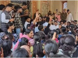 राजस्थान यूनिवर्सिटी में बवाल, नोटों की माला पहनकर प्रदर्शन कर रहे छात्रों पर पुलिस ने किया लाठीचार्ज