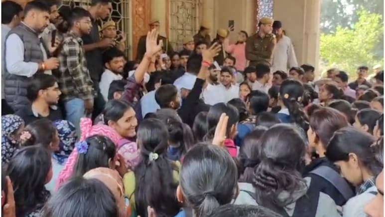 राजस्थान यूनिवर्सिटी में बवाल, नोटों की माला पहनकर प्रदर्शन कर रहे छात्रों पर पुलिस ने किया लाठीचार्ज