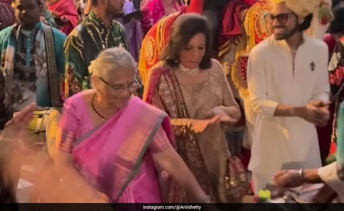 Kiran Mazumdar Shaw And Sudha Murty Light Up Bengaluru Wedding | Viral Video