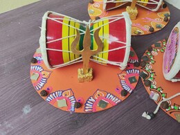 शादी का कार्ड पाकर लोग बोले- वाह! निमंत्रण पत्र कोई न फेंके उसके लिए उज्जैन के परिवार ने अपनाया अनोखा तरीका