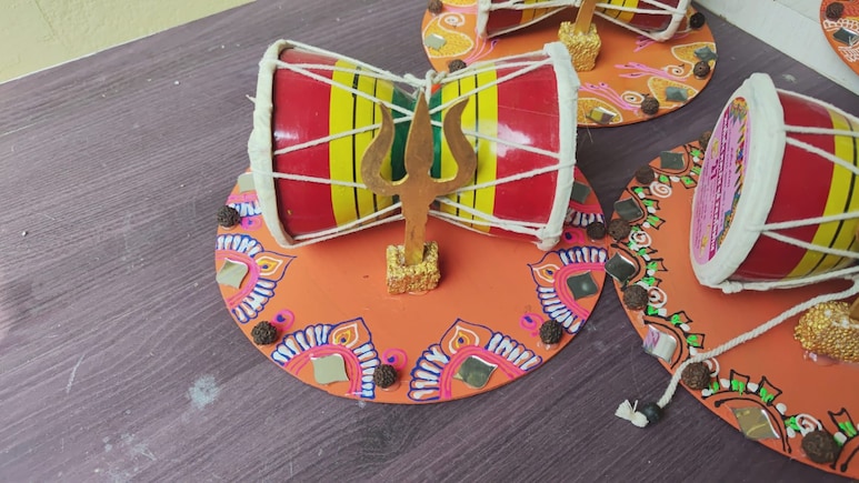 शादी का कार्ड पाकर लोग बोले- वाह! निमंत्रण पत्र कोई न फेंके उसके लिए उज्जैन के परिवार ने अपनाया अनोखा तरीका