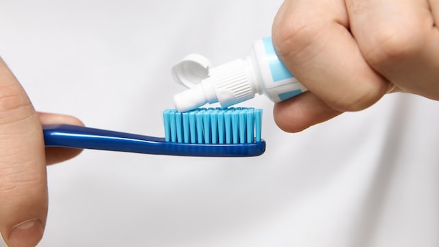 Black vs white vs purple toothpaste: best toothpaste for cleaning.