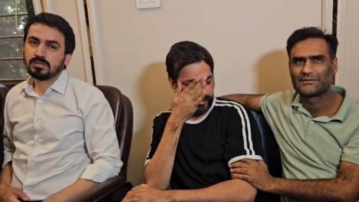 बच्ची के पिता को ढाढस बंधाते हुए परिजन बच्ची के पिता को ढाढस बंधाते हुए परिजन