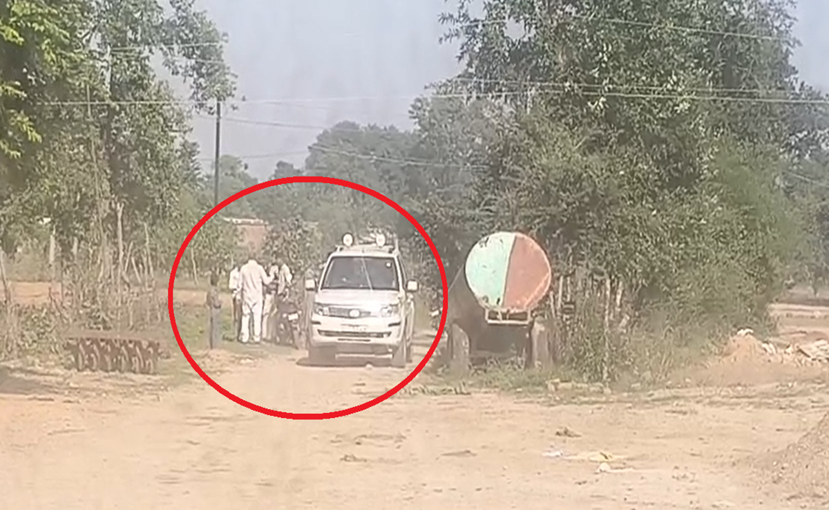 Viral Video: जमीन विवाद में हिंसा; छतरपुर में महिला के हाथ-पैर बांधकर पिटाई