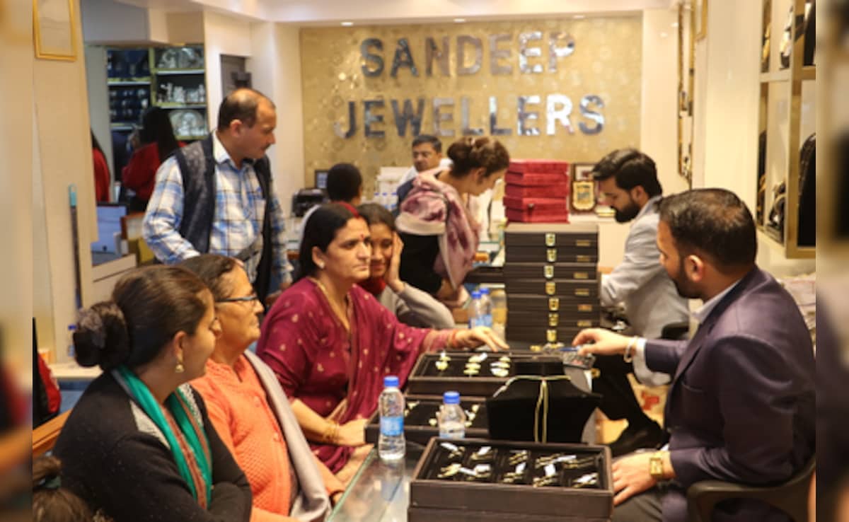 Gold-Silver Rate: सस्ते में सोना खरीदने का मौका, कीमतें हुईं इतनी सस्ती