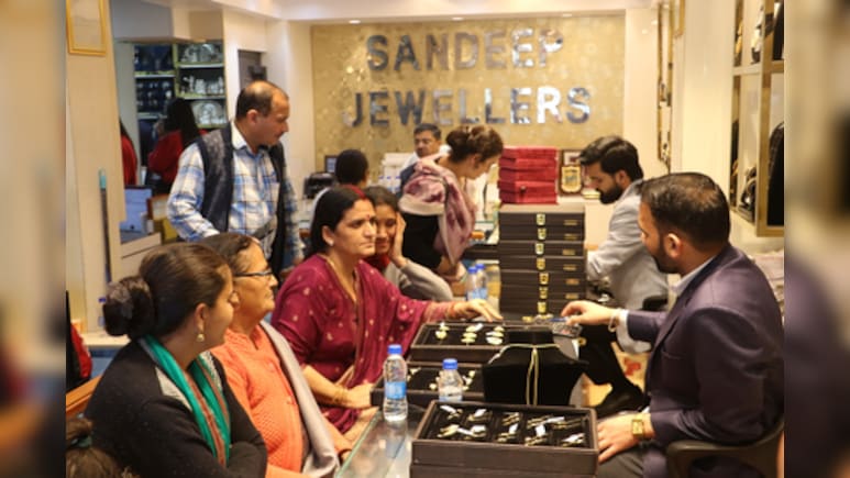 Gold-Silver Rate: सस्ते में सोना खरीदने का मौका, कीमतें हुईं इतनी सस्ती