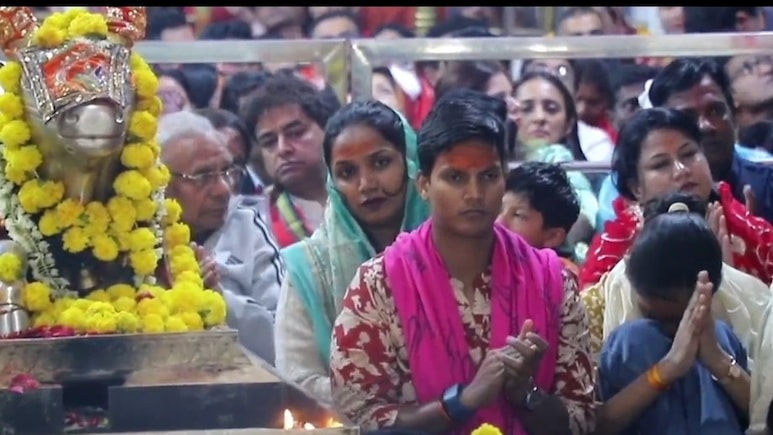 महिला क्रिकेटर दीप्ति पहुंची बाबा महाकाल के द्वार, मत्था टेक वर्ल्ड कप जीत के लिए जताया आभार 