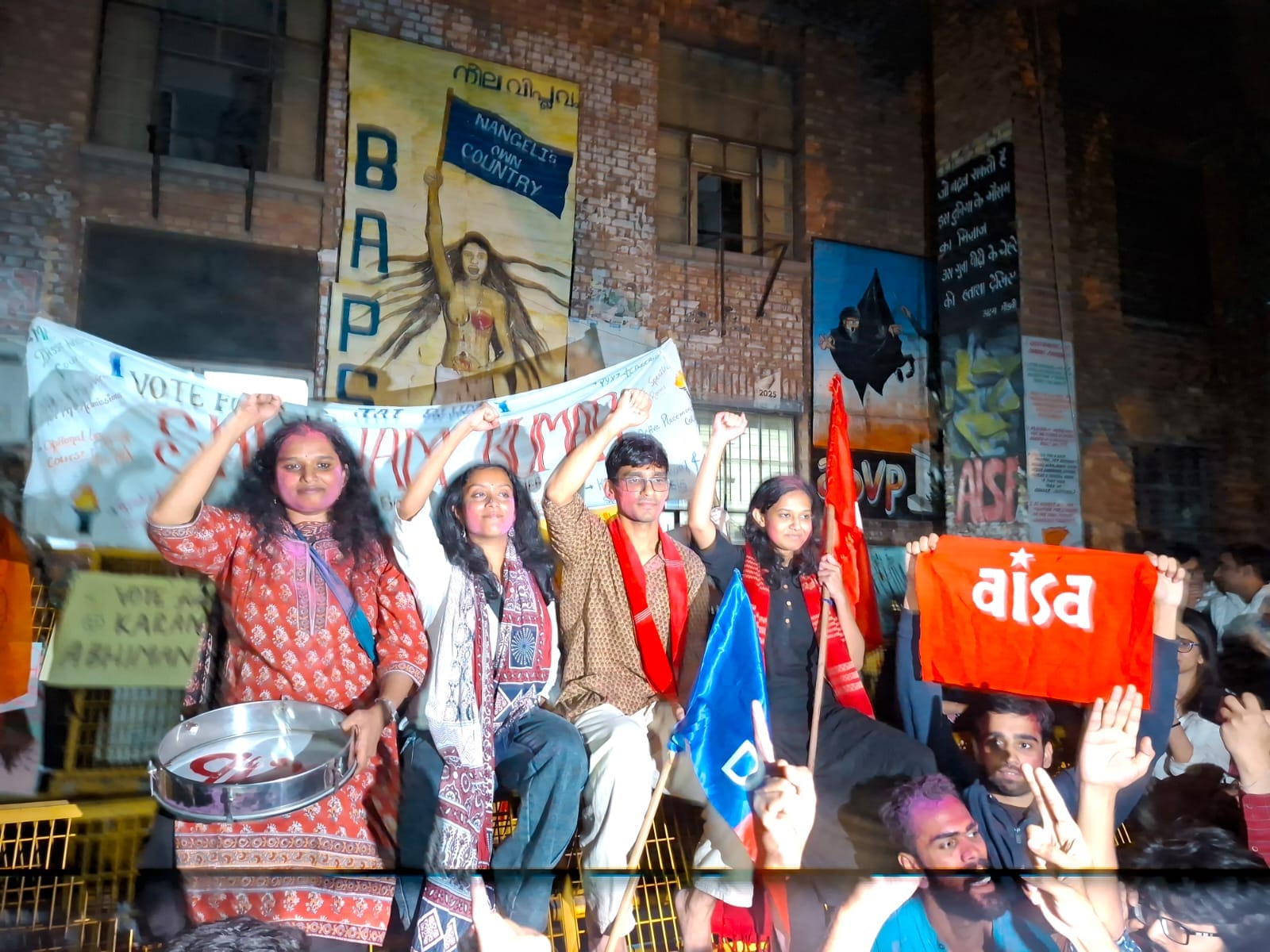 JNU छात्रसंघ चुनाव में जीत के बाद जश्न मनाते लेफ्ट यूनाइटेड के नेता. JNU छात्रसंघ चुनाव में जीत के बाद जश्न मनाते लेफ्ट यूनाइटेड के नेता.