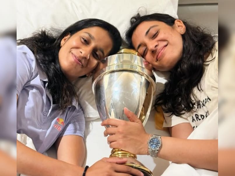 Jemimah Rodrigues, Smriti Mandhana Pose With Women's World Cup Trophy In Hotel Room - Pic Goes Viral