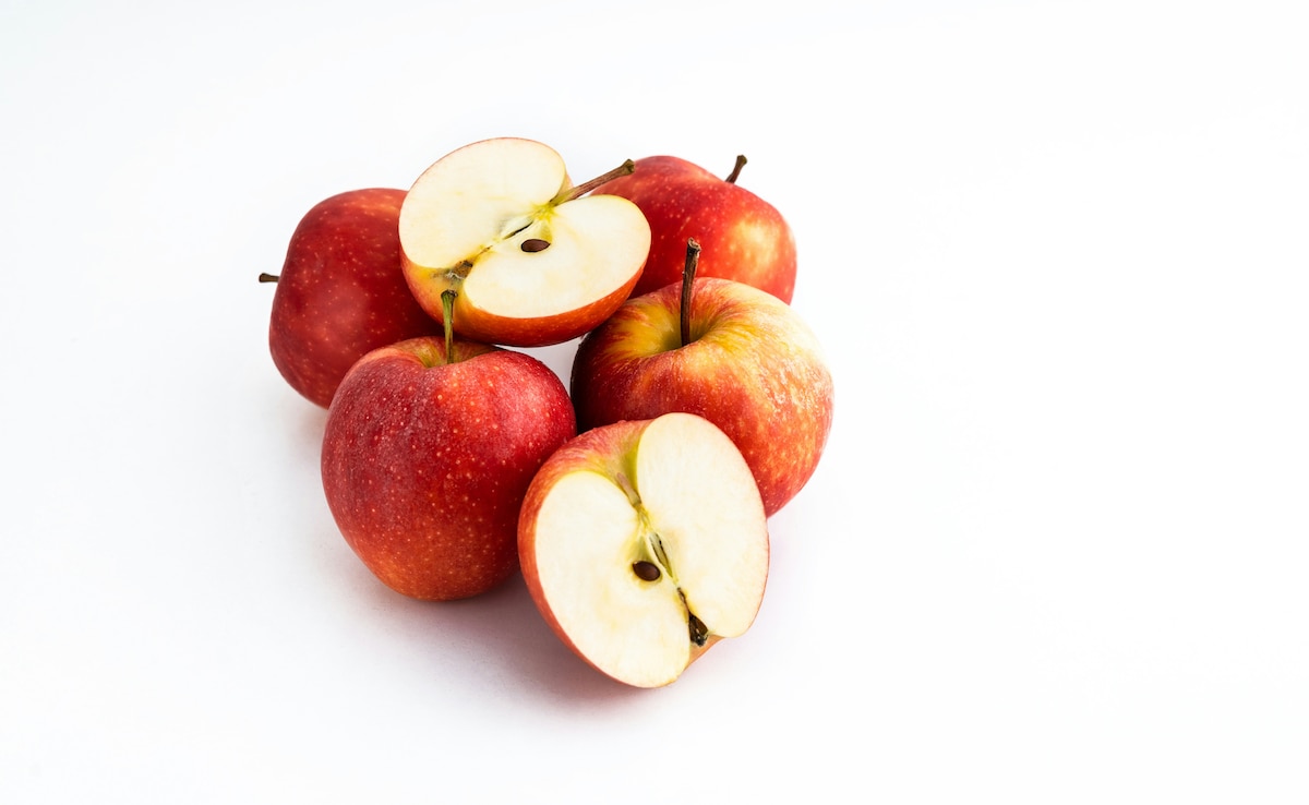 सर्दियों में रोज एक एप्पल के 10 फायदे, सेब खाने के स्वास्थ्य लाभ, रोज़ एक सेब खाने के फायदे, सर्दियों में इम्यूनिटी कैसे बढ़ाएं, सेब खाने के फायदे और नुकसान, वजन कम करने के लिए सेब , Benefits of eating apple daily in winter, Apple benefits for health and immunity, An apple a day benefits in Hindi,Roj Ek Seb Khane Se Kya Hoga, Apple for weight loss in winter, Health benefits of eating apples everyday,