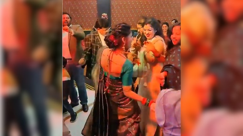 आंटी कर रही थी डांस, तभी बजा फेवरेट गाना, आव देखा न ताव किया ऐसा डांस हक्के-बक्के हुए लोग, बोले- कोई तो रोक लो