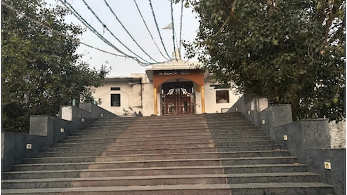 Rajasthan: डूंगरपुर के कटकेश्वर महादेव मंदिर में चोरी करने आए चोर की दर्दनाक मौत, मौके पर ही तोड़ा दम