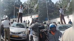 नौकरी छूटने पर घूम गया दिमाग, चलती कैब में की ये हरकत...फिर कार की छत पर चढ़कर करने लगा ये काम