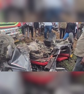 गुजरात जा रहे बेकाबू ट्रक ने रिक्शा और बाइक को मारी टक्कर, पिता-बेटे की मौत,  बाइक सवार घायल | Speeding Truck Collides With Auto Rickshaw 2 Death In Vasai