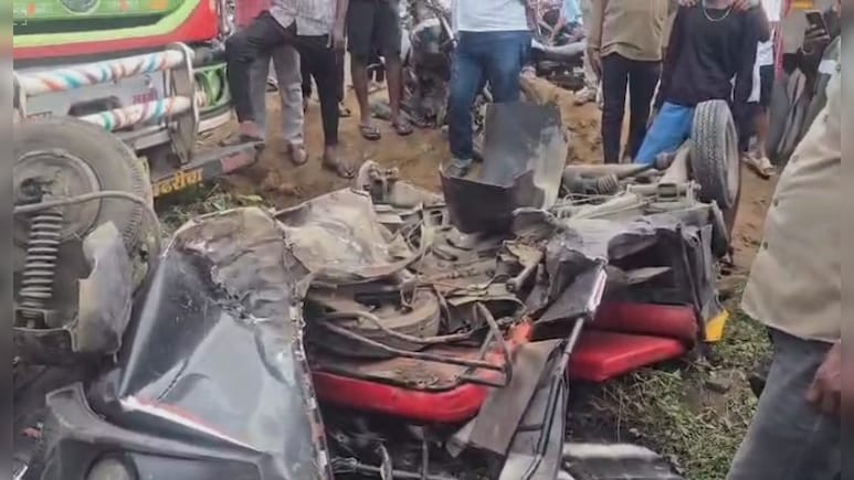 गुजरात जा रहे बेकाबू ट्रक ने रिक्शा और बाइक को मारी टक्कर, पिता-बेटे की मौत, बाइक सवार घायल गुजरात जा रहे बेकाबू ट्रक ने रिक्शा और बाइक को मारी टक्कर, पिता-बेटे की मौत, बाइक सवार घायल