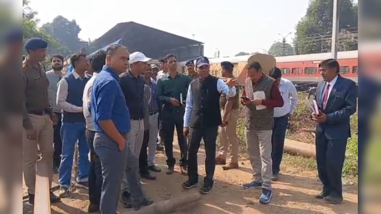 सर्दी में कोहरे के दौरान सुरक्षा के लिए किए जाएंगे विशेष इंतजाम, जायजा लेने ग्वालियर रेलवे स्टेशन पहुंचे डीआरएम