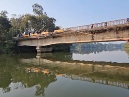 मंडला में पुल की रेलिंग तोड़कर नाले में गिरा ट्रक, ड्राइवर-कंडक्टर लापता; रेस्क्यू अभियान जारी