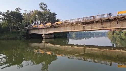 मंडला में पुल की रेलिंग तोड़कर नाले में गिरा ट्रक, ड्राइवर-कंडक्टर लापता; रेस्क्यू अभियान जारी