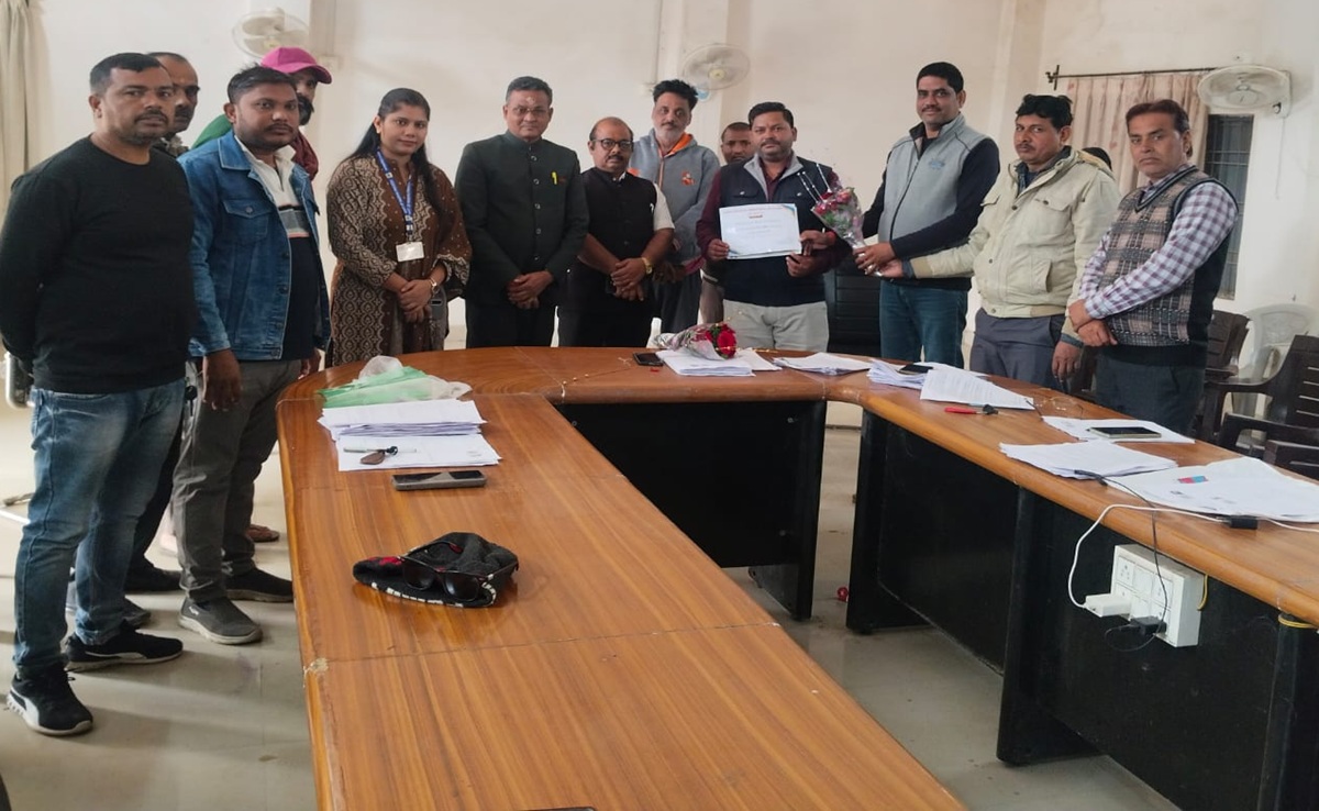 SIR Process: तय समय से 13 दिन पहले ही निपटा दिया SIR का काम; इस BLO का ऐसे हुआ सम्मान